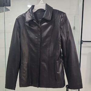 Avanti Sleek Black Leather Jacket with Fitted Silhouette and Folded Collar